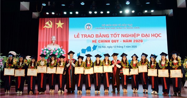Lễ trao bằng tốt nghiệp đại học kinh tế quốc dân
